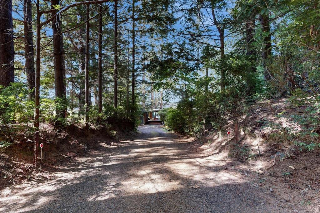 Unique lakefront cabin near the dunes with a private dock & fireplace - B&B Florence