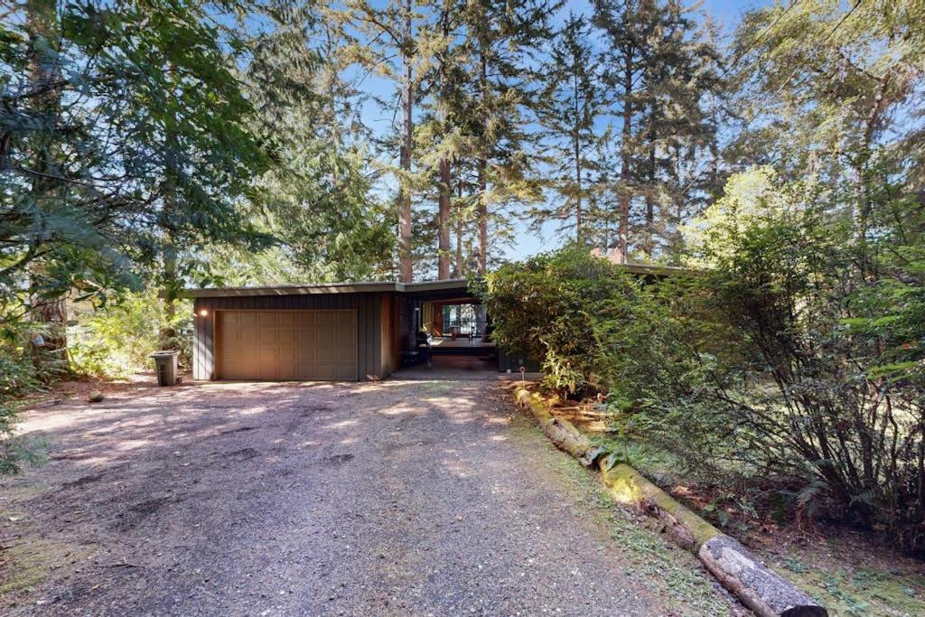 Unique lakefront cabin near the dunes with a private dock & fireplace - B&B Florence