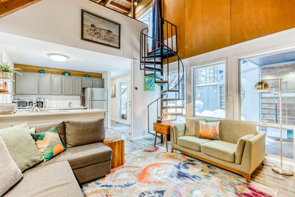 Dog-friendly home with private hot tub fast WiFi gas fireplace & SHARC passes - Chambres d'hôtes Sunriver