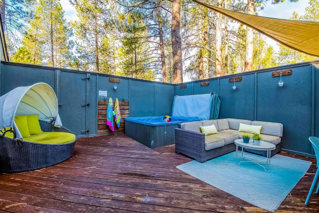Dog-friendly home with private hot tub fast WiFi gas fireplace & SHARC passes - Chambres d'hôtes Sunriver
