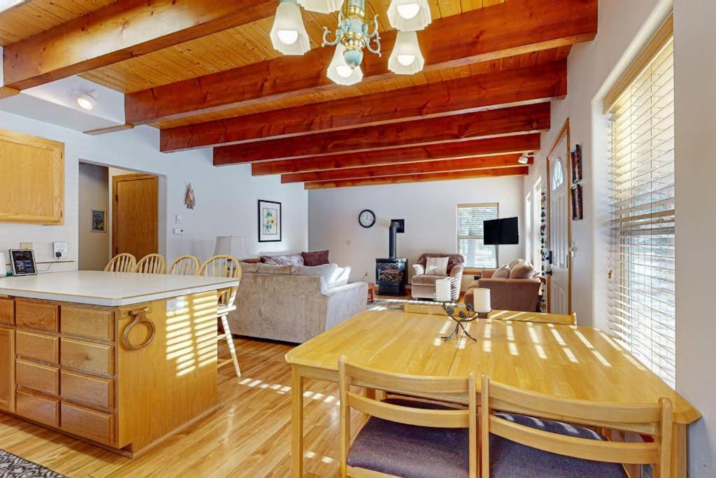 Family-friendly home with WiFi BBQ grill washer&dryer golf nearby - Ferienwohnung La Pine