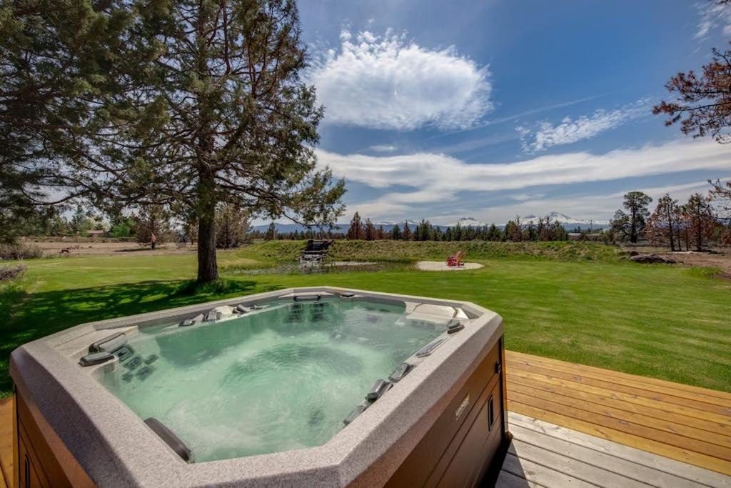 Mountain View Home with On-site Golf and Private Hot Tub - Near Skiing and Bend - Bed and Breakfast Sisters