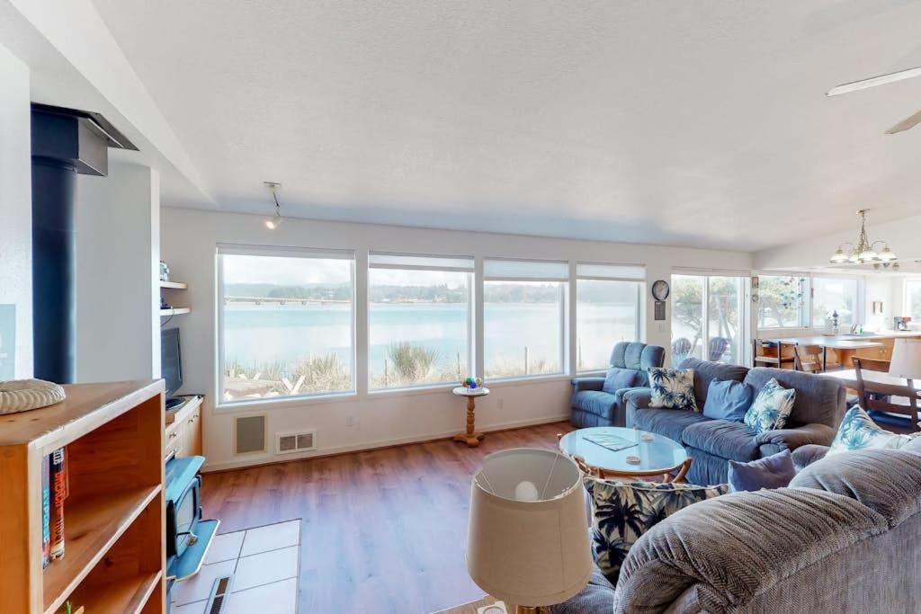 Dog-Friendly Bayfront Home with Private Hot Tub Water & Bridge Views Free WiFi - Bed and Breakfast Waldport