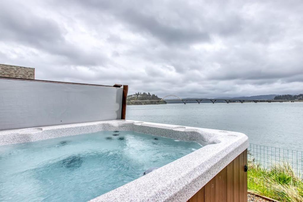 Dog-Friendly Bayfront Home with Private Hot Tub Water & Bridge Views Free WiFi - Bed and Breakfast Waldport