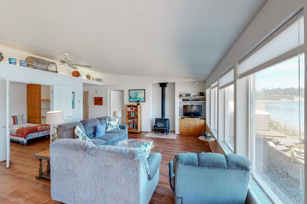 Dog-Friendly Bayfront Home with Private Hot Tub Water & Bridge Views Free WiFi - Bed and Breakfast Waldport