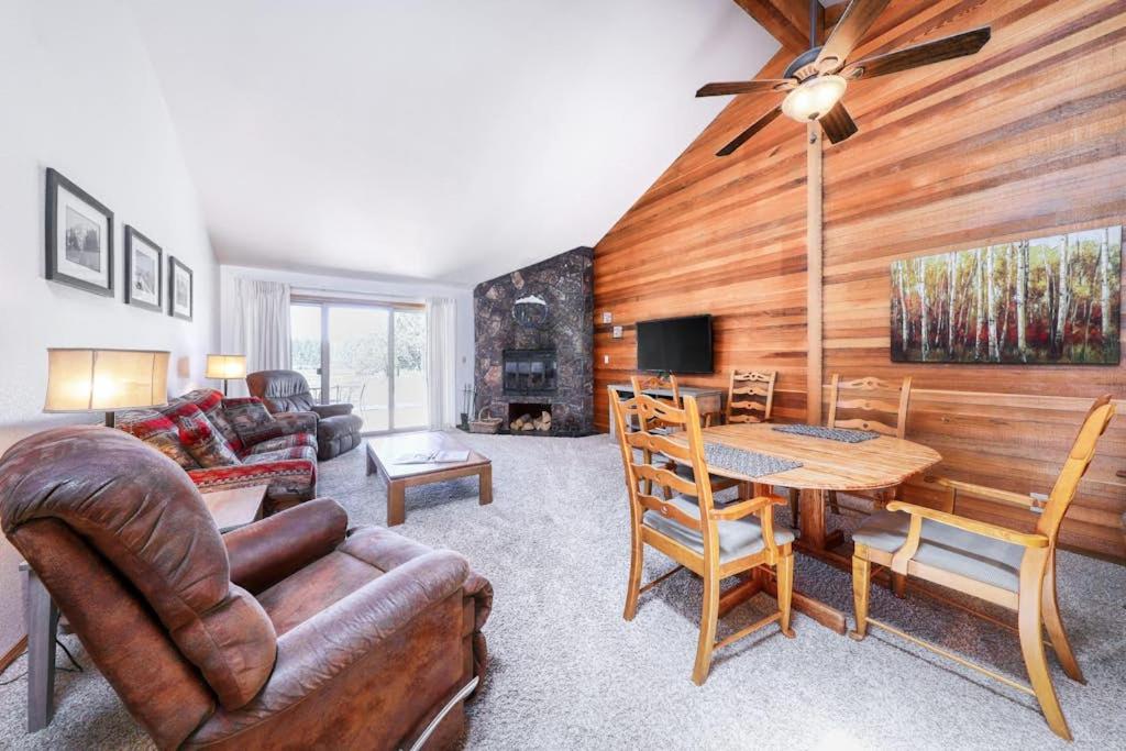 Condo on bike path with beautiful lake view pool tennis & SHARC passes - B&B Sunriver