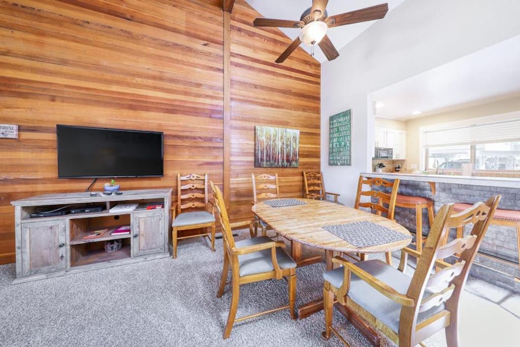 Condo on bike path with beautiful lake view pool tennis & SHARC passes - B&B Sunriver