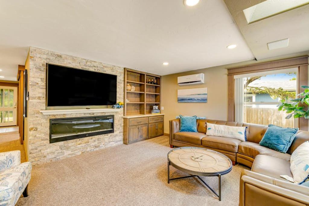 Luxurious home with 3 suites 3 fireplaces game room & hot tub - walk to beach - Bed and Breakfast Waldport