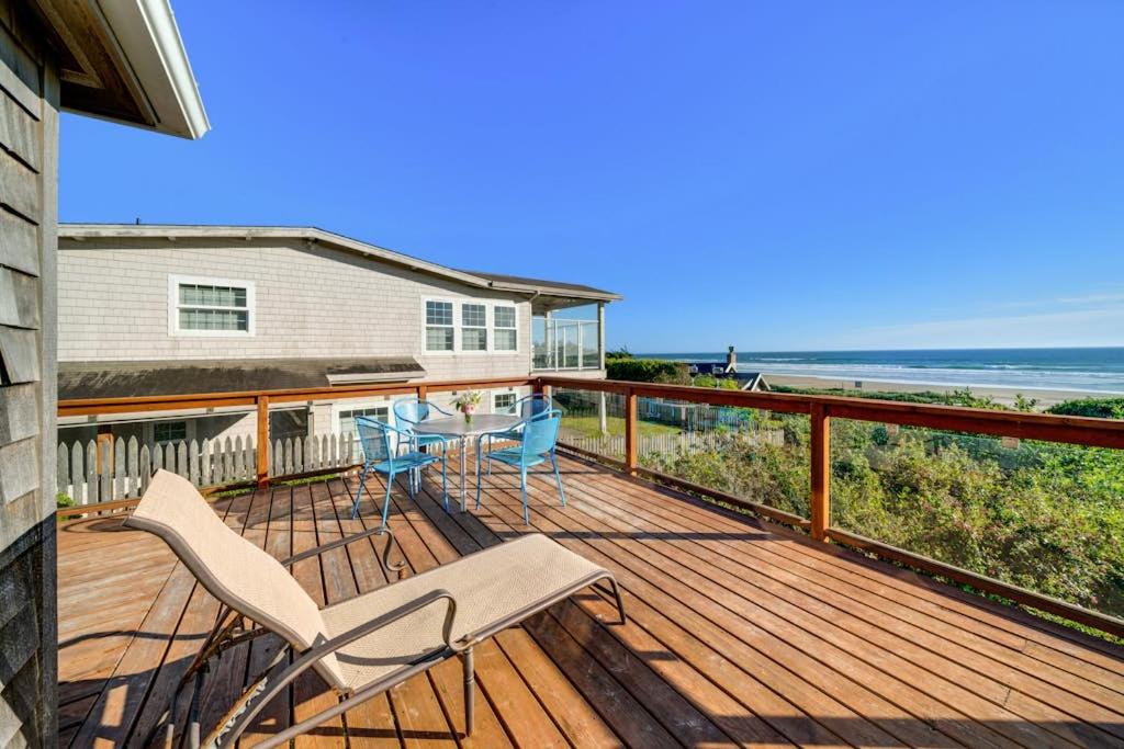 3-story dog-friendly beachfront home with wood stove gas grill deck & views - Chambres d'hôtes Manzanita