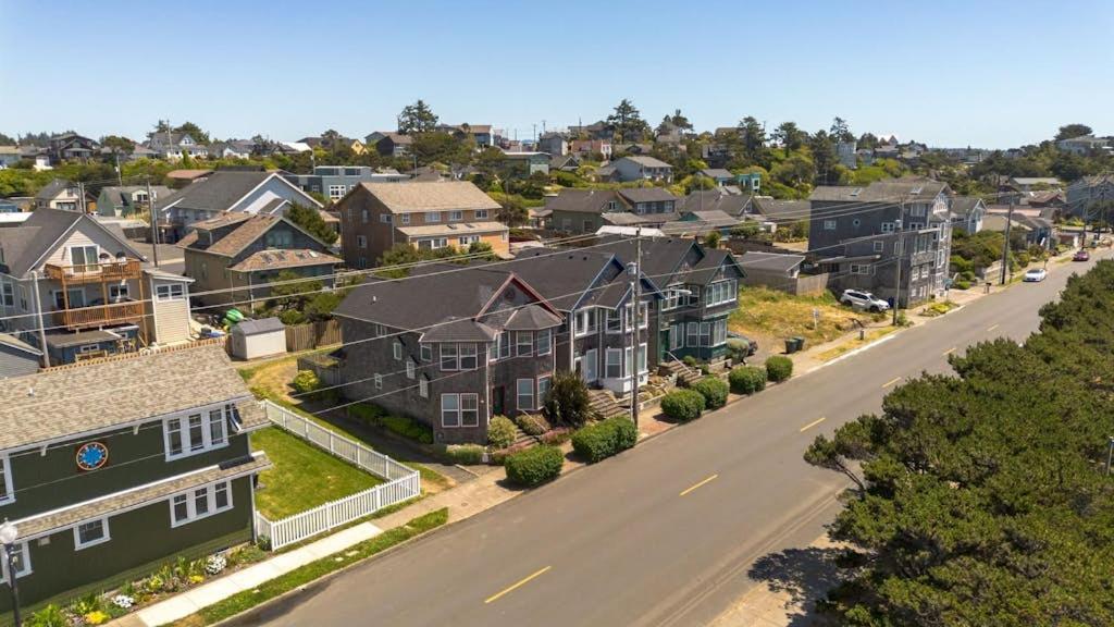 Ocean-view beach house with enclosed yard New hot tub - 1 block to beach - Chambres d'hôtes Newport