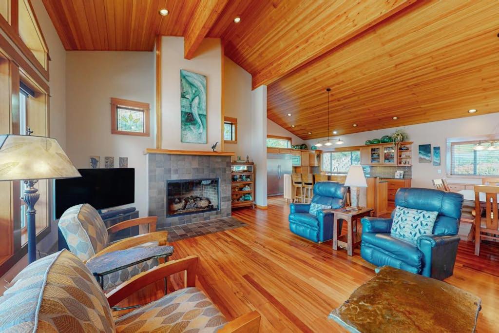 Dog-friendly ocean-view home near the beach with large deck grill & Ping-Pong - B&B Manzanita