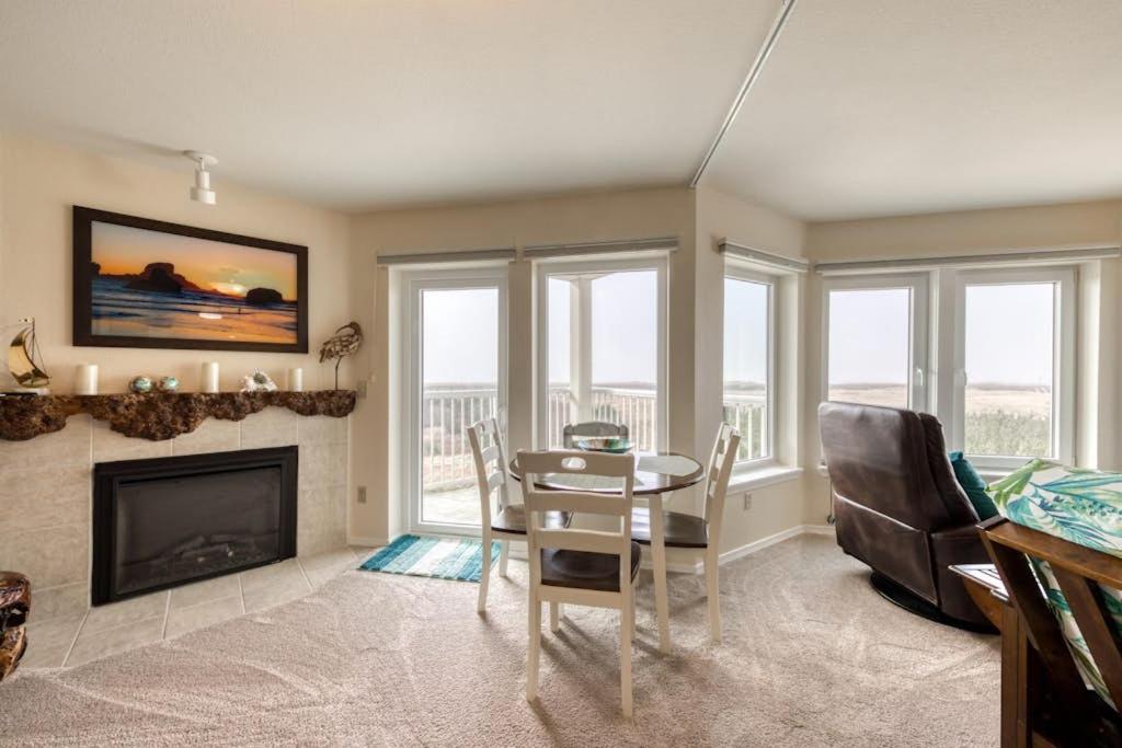 Dog-friendly oceanfront condo with electric fireplace - walk to the beach - Ferienwohnung Long Beach