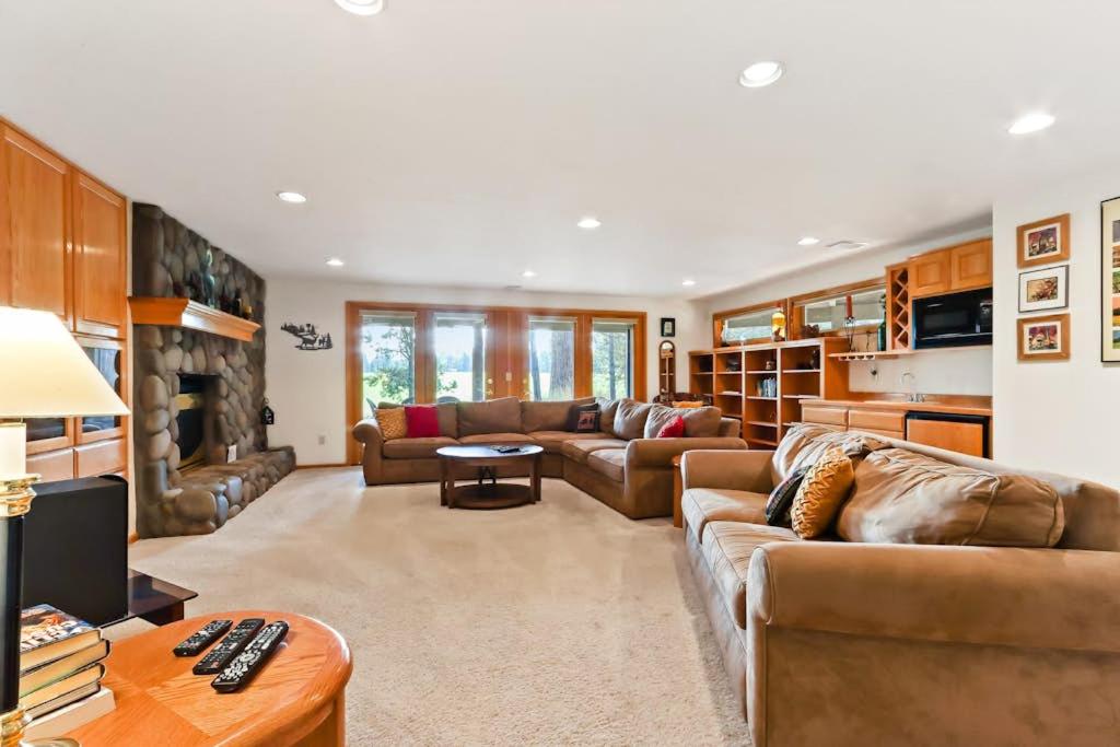 Spacious House with Private Hot Tub Golf Course Views & Furnished Outdoor Living - B&B Sunriver