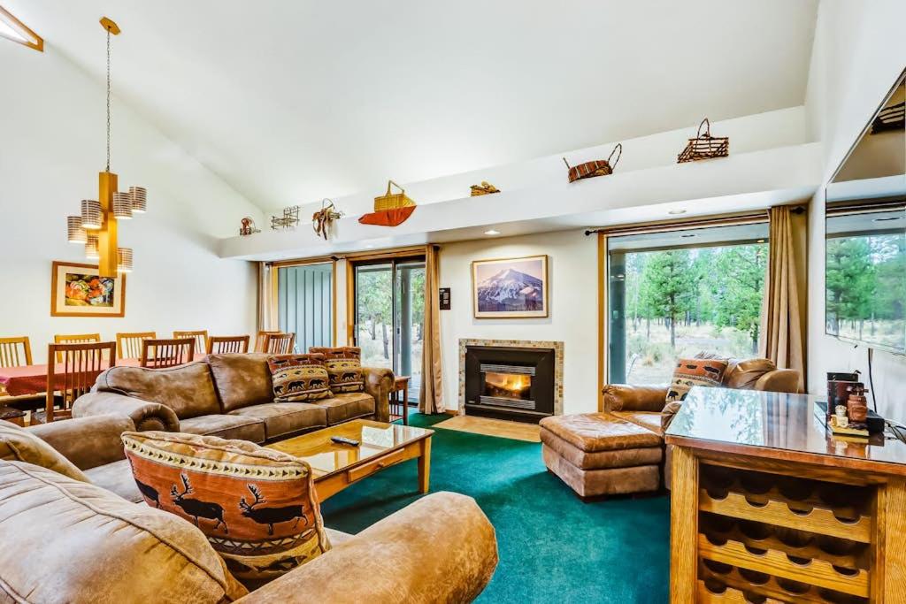 Vintage mountain home with private hot tub & SHARC access - dogs welcome - B&B Sunriver