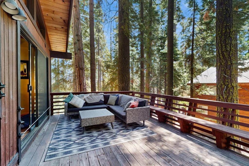 Rustic comfy dog-friendly cabin in the pines - walk to homeowners lake & beach - Ferienwohnung Homewood