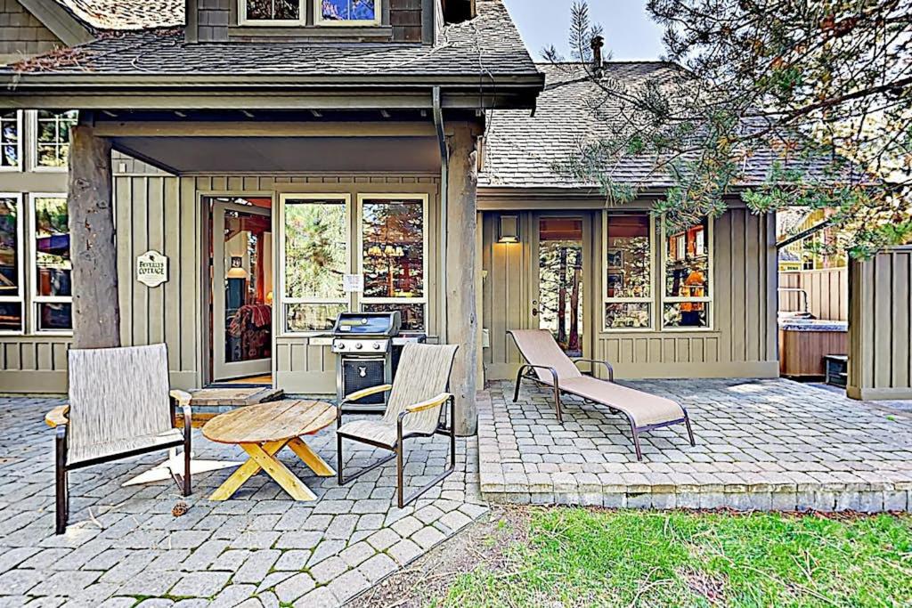 Stunning Sunriver retreat with private hot tub bike SHARC passes & fireplace - Ferienwohnung Sunriver