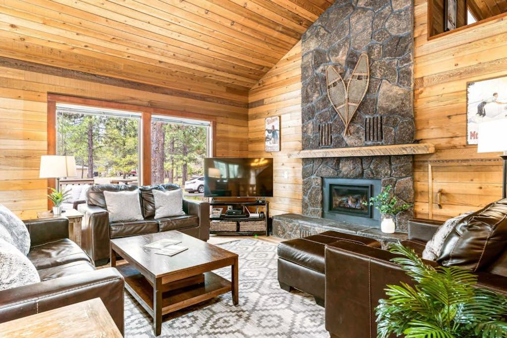 Dog-friendly home with private hot tub pool access & central AC - SHARC passes - B&B Sunriver