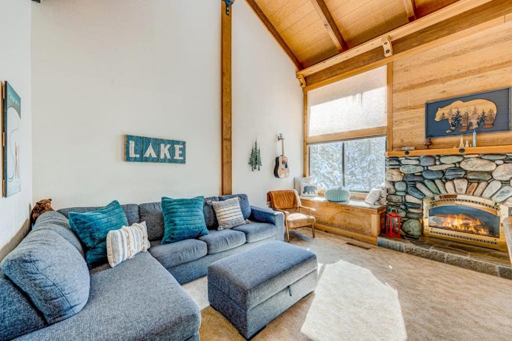 2-story condo with gas fireplace pools hot tubs gym & tennis - Chambres d'hôtes Truckee