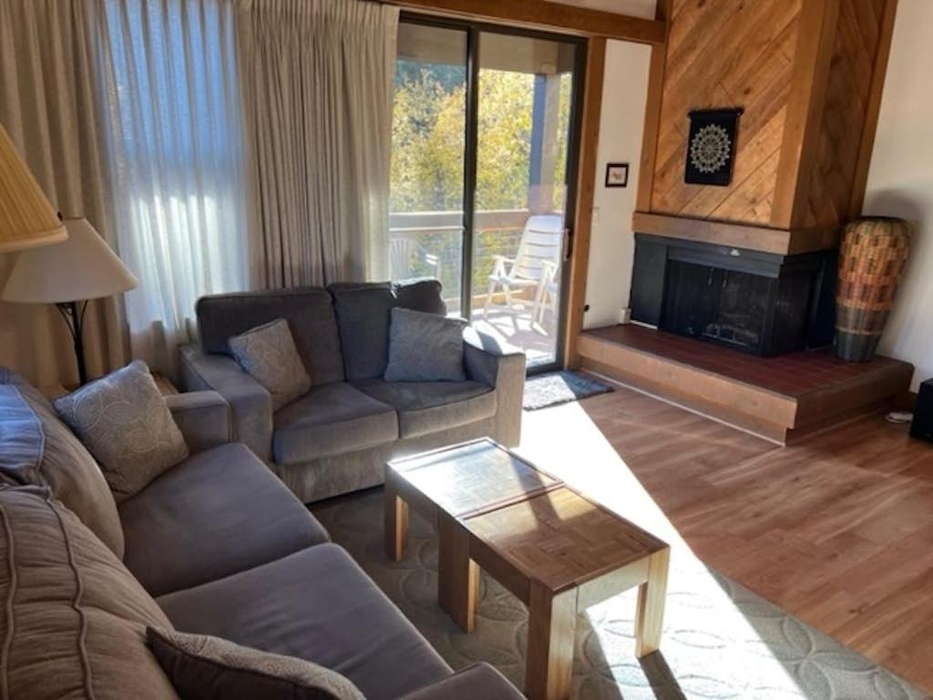 Condo with fireplace balcony washer&dryer hot tub & basketball & tennis courts - Chambres d'hôtes Truckee