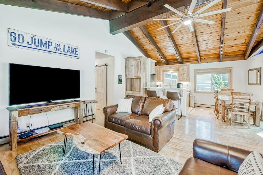 Family Home with Fast WiFi Wood Stove Firepit & Enclosed Yard - Dogs OK - Chambres d'hôtes South Lake Tahoe