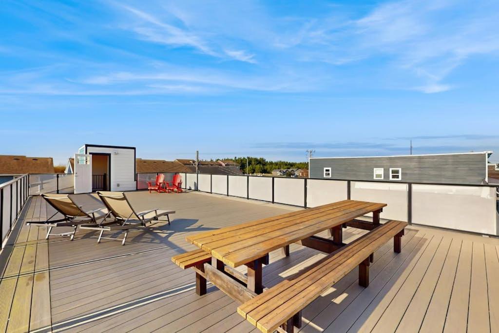 Downtown Condo with rooftop deck - just steps to beach restaurants & bars - B&B Long Beach