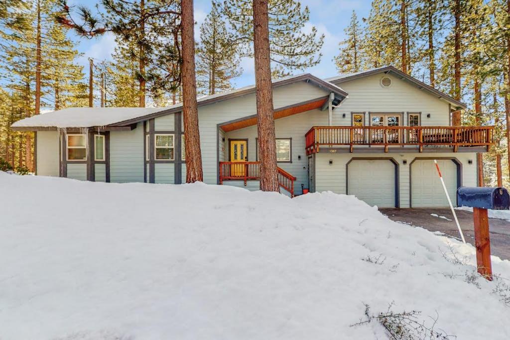 Spacious home with a pool table close to golf skiing hiking & biking - Bed and Breakfast South Lake Tahoe