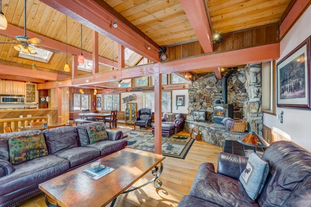 Dog-friendly cabin with private hot tub fireplace near skiing & the beach - Chambres d'hôtes Carnelian Bay