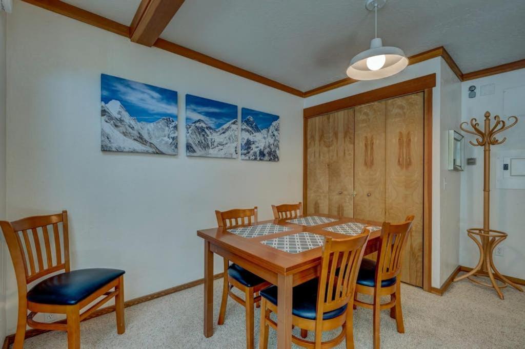 Condo close to ski hill with fireplace balcony W&D hot tub & pool - B&B Tahoe City