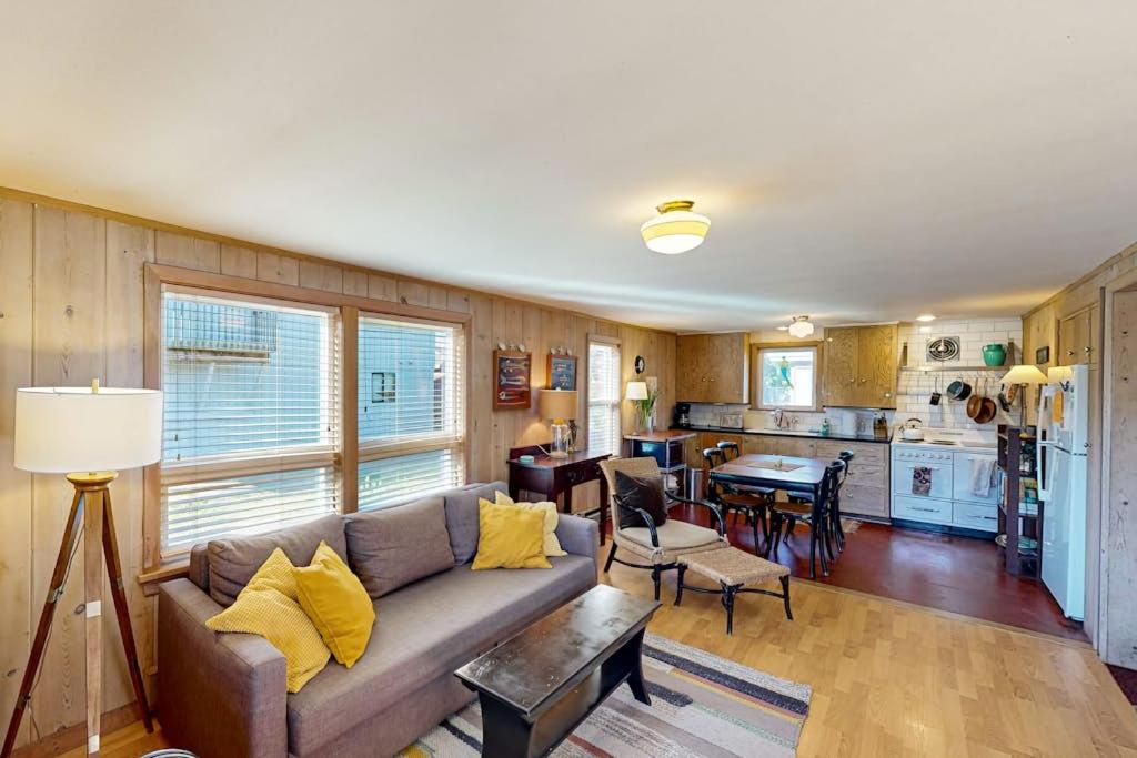 Adorable coastal home near the beach & downtown with deck & private washer&dryer - B&B Manzanita
