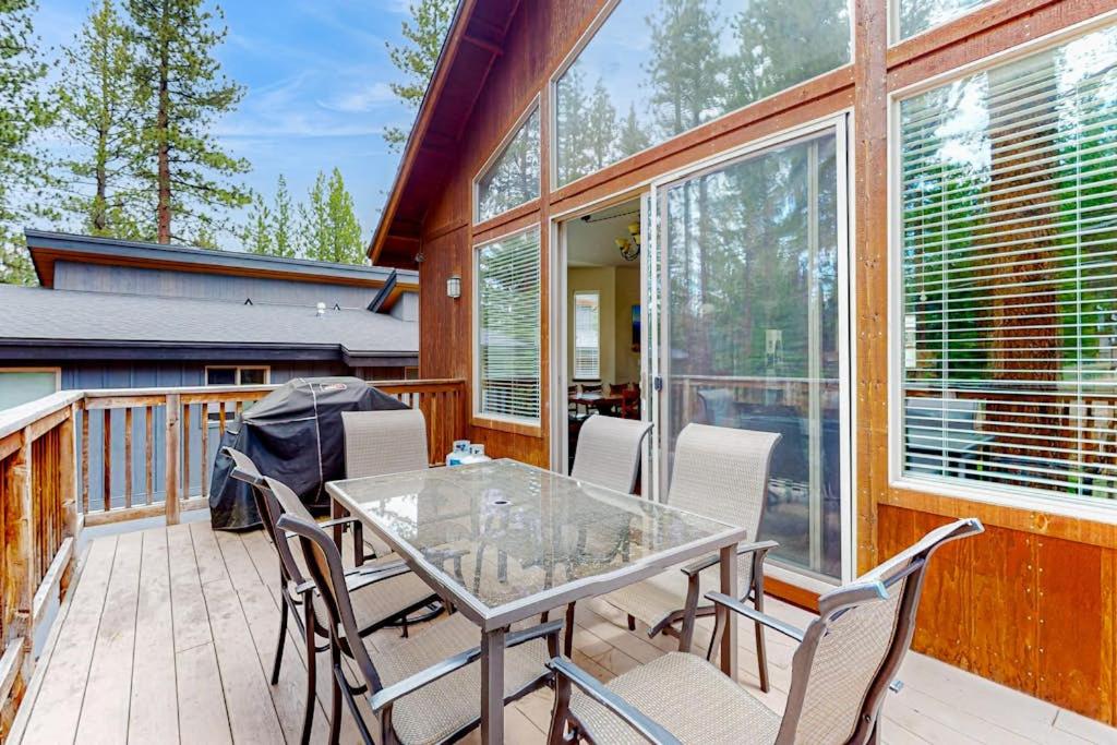 New Home in Coveted Location with Backyard - 10 Minutes to Ski Slopes Beach - Chambres d'hôtes South Lake Tahoe