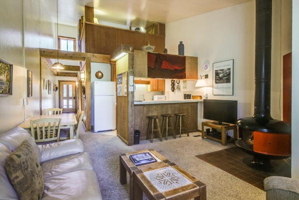 Ski-in-ski-out condo with pool hot tub sauna & breathtaking views - dog-friendly - B&B Kingswood Estates