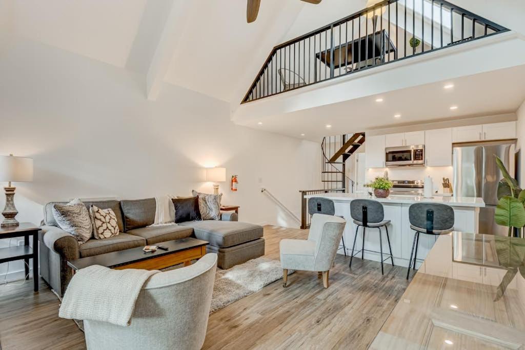 Hospitable condo with wood-burning fireplace washer&dryer deck & balcony - B&B Incline Village