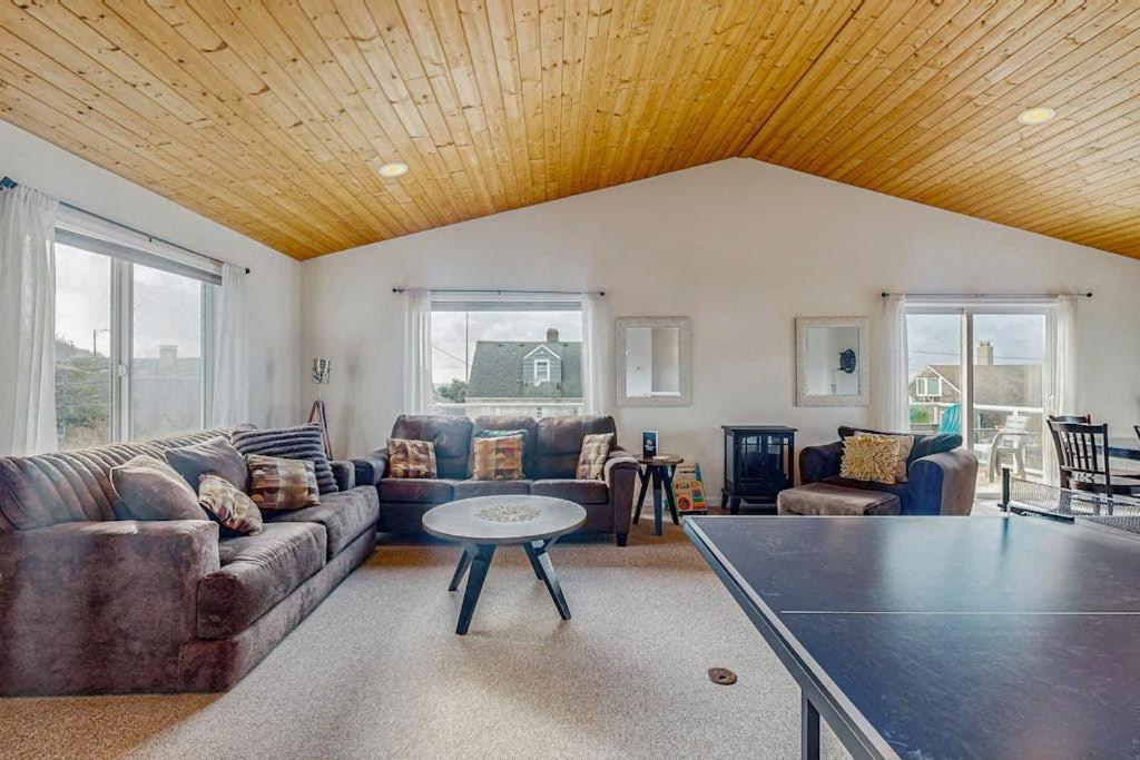 Walk to everything Ocean views fireplace & spacious deck - B&B Seaside