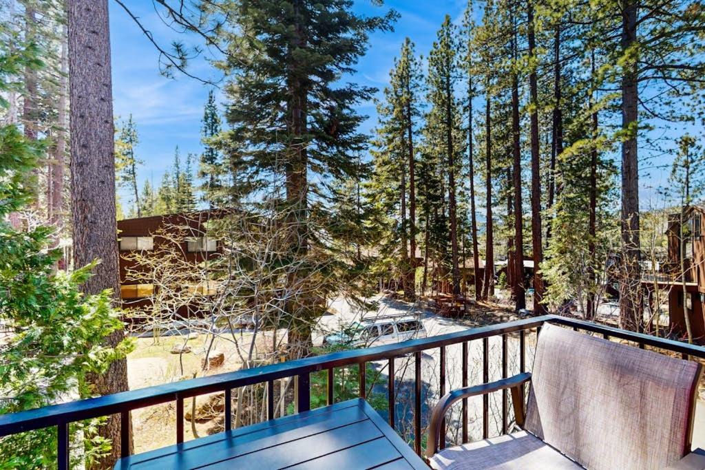 Lovely tree-view condo with deck grill & fireplace - near Tahoe City & lake - Chambres d'hôtes Tahoe City