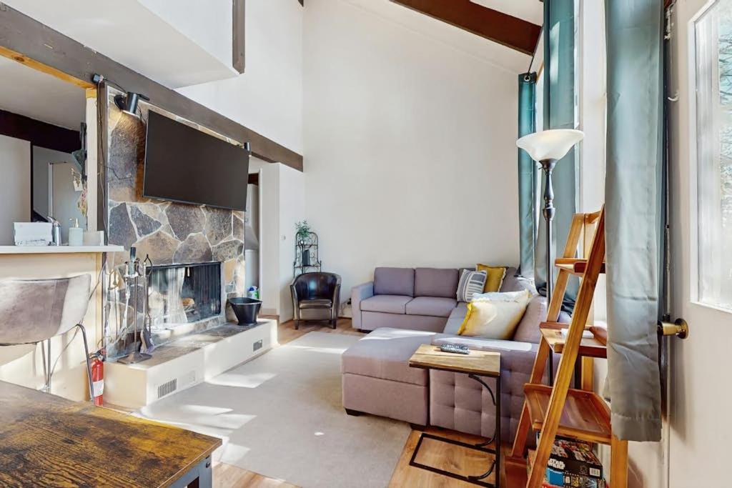 Cozy and Convenient Condo with Fireplace Deck W&D Close to Town Lake Trails - Chambres d'hôtes Tahoe City