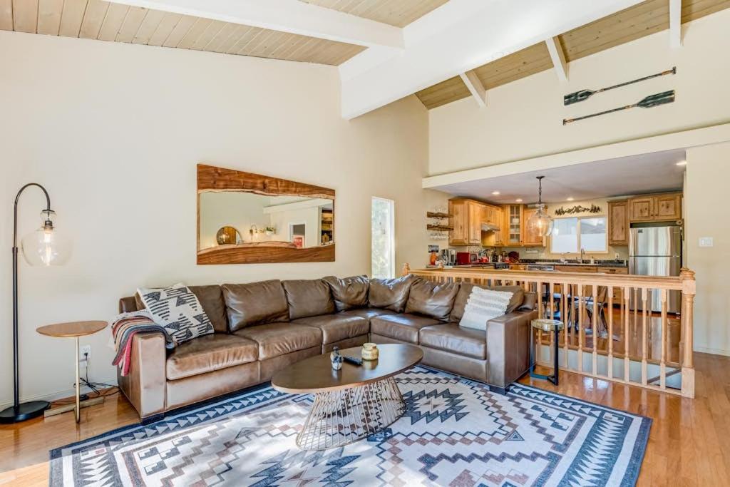 Two-story mountain-view condo with balcony fireplace & pool - dog-friendly - Chambres d'hôtes Incline Village