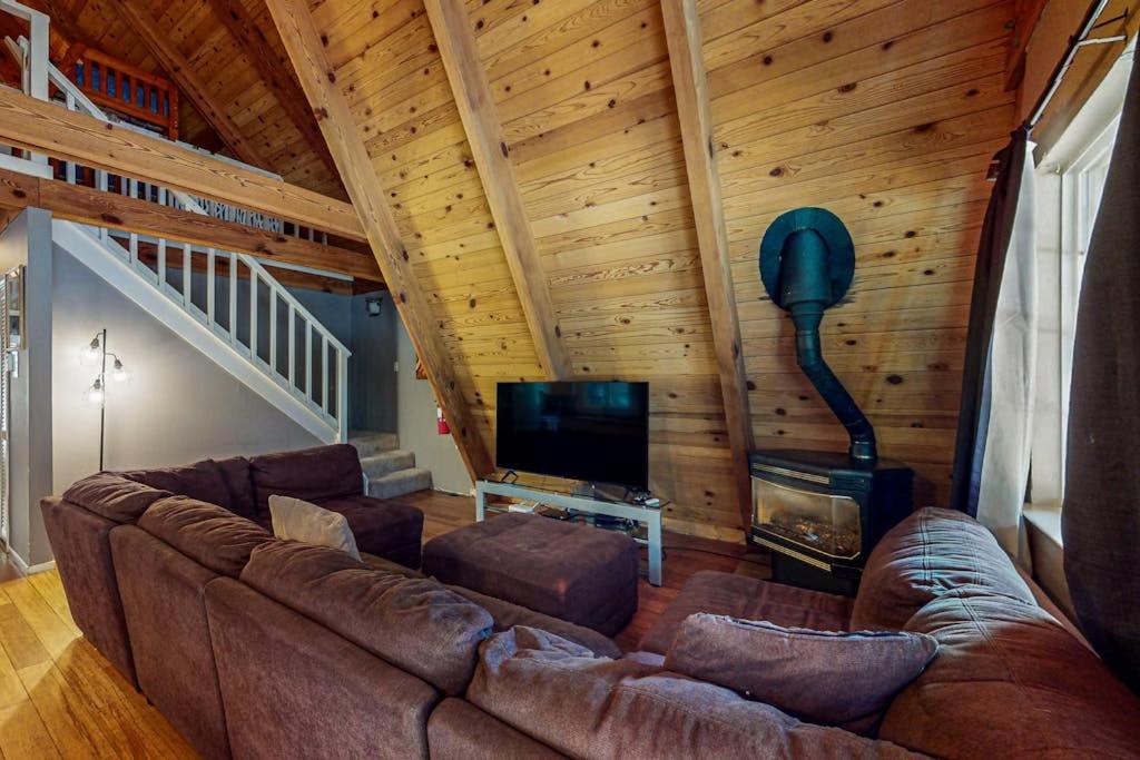 Tranquil Family-Friendly A-Frame Cabin with Big Backyard Deck & Gas Grill - Bed and Breakfast South Lake Tahoe