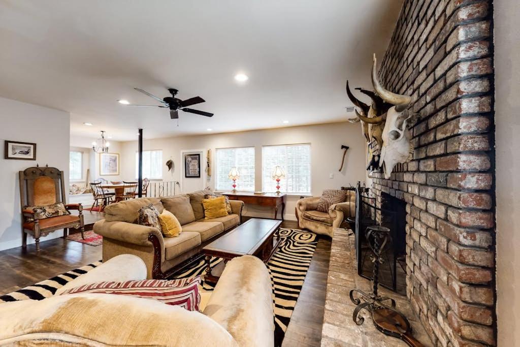 Mountain-view dog-friendly home with large yard in private locale near skiing - B&B South Lake Tahoe
