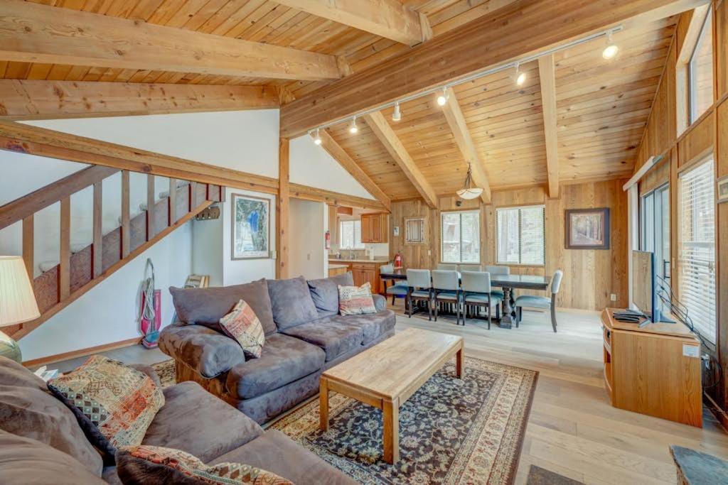 Remodeled home with private hot tub pool access & free ski shuttle - Chambres d'hôtes Kingswood Estates