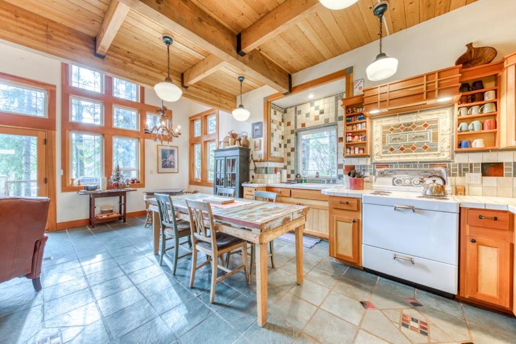 Riverfront home close to skiing & fishing with beach access & huge VHS library - B&B Rhododendron