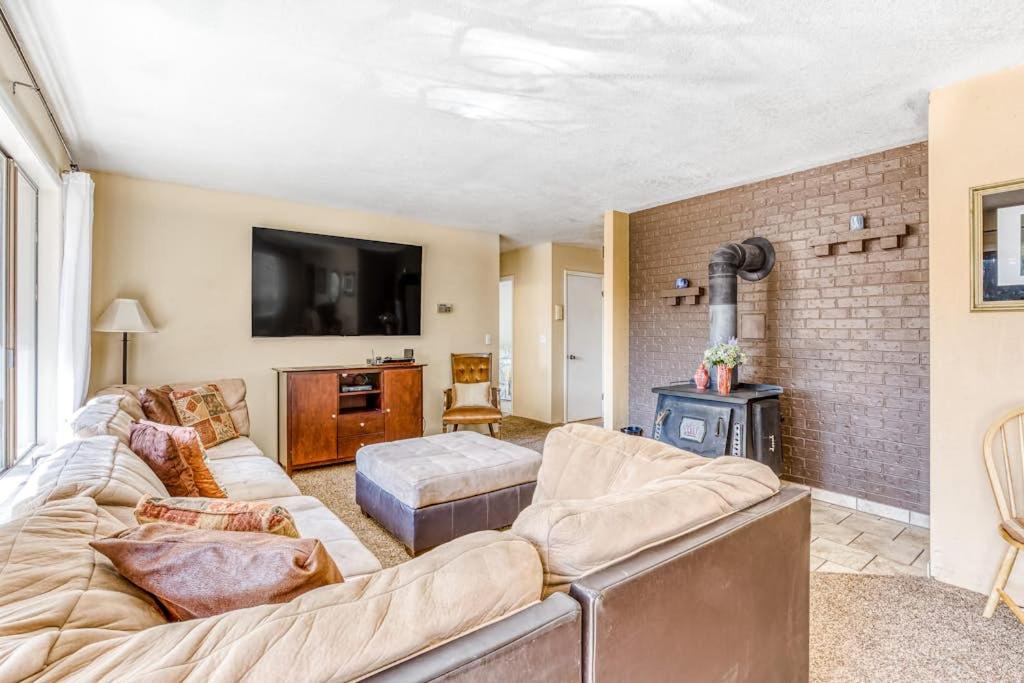 Spacious Two-Story Home withPrivate Hot Tub Free WiFi & Game Room - Dogs OK - B&B Parkdale