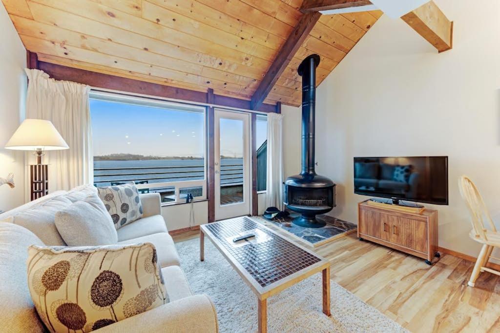 Waterfront Condo with Private Deck Bay Views Pool Hot Tub & Sauna - B&B Newport