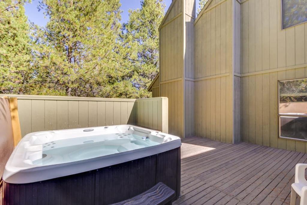Family-Friendly Home with SHARC Passes & Private Hot Tub - Chambres d'hôtes Sunriver