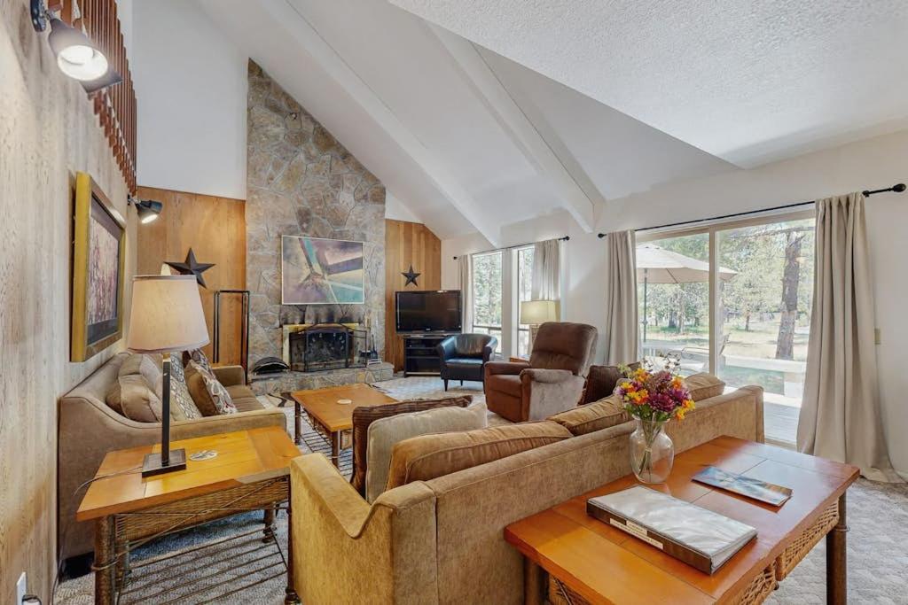 Family-Friendly Home with SHARC Passes & Private Hot Tub - Chambres d'hôtes Sunriver