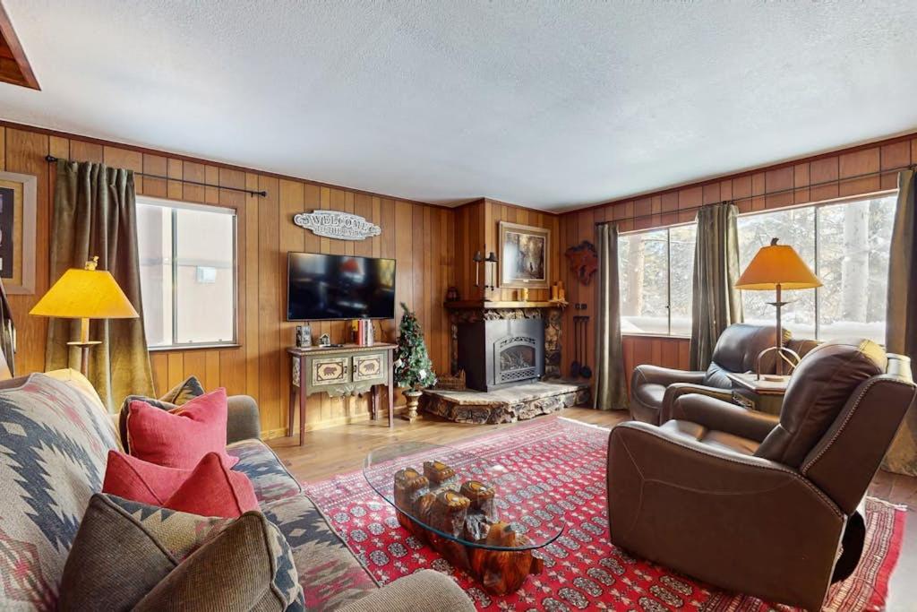 Classic Gambrel-style cabin family and pet friendly walk to lake close to ski - Chambres d'hôtes South Lake Tahoe