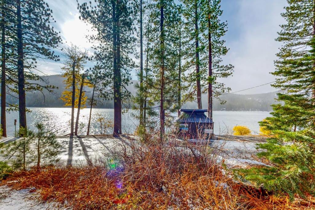 Dog-friendly waterfront cabin with lake views & access - close to slopes - Chambres d'hôtes Truckee