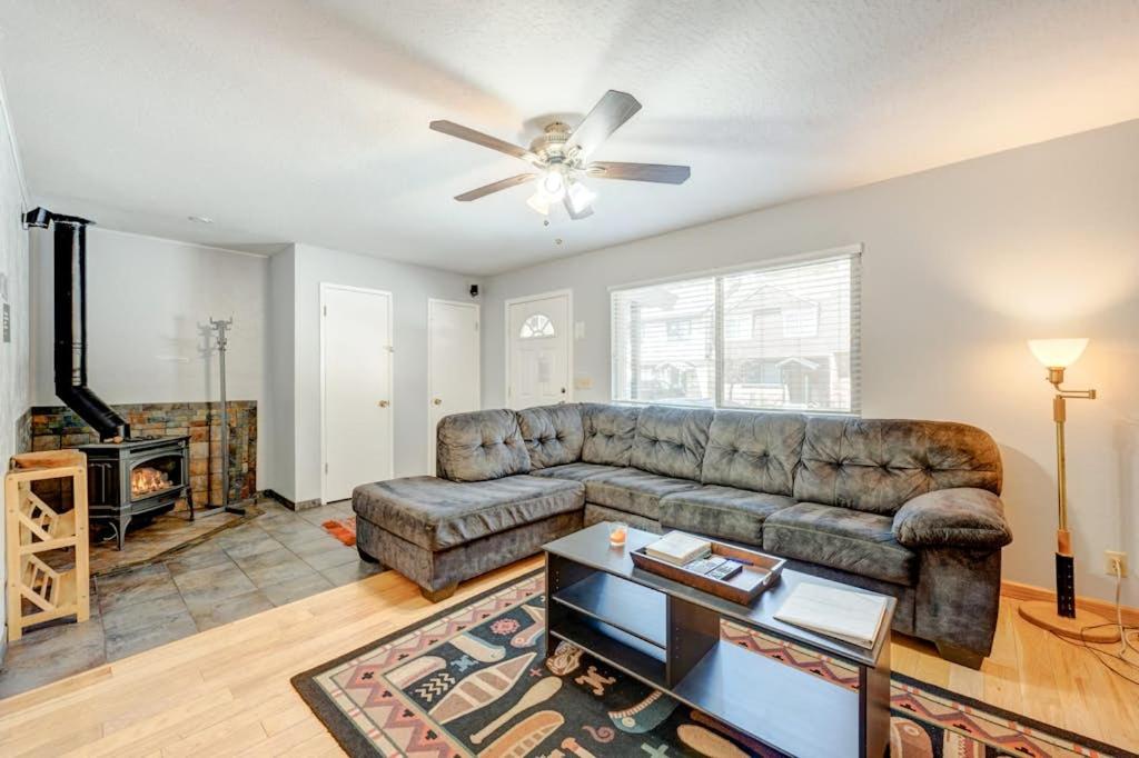 Wonderful year-round escape near skiing & lake with pool hot tub & deck - Ferienwohnung Tahoe City