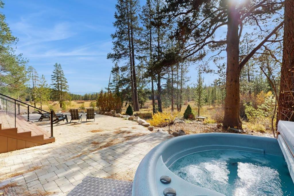 Expansive Tahoe home with hot tub deck sauna game room and washer&dryer - Chambres d'hôtes Truckee
