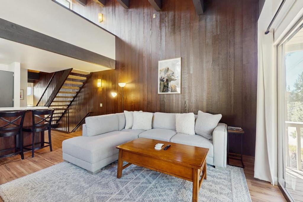 Modern Townhome with Lake views Fireplace Pool Spa - Bed and Breakfast Kings Beach