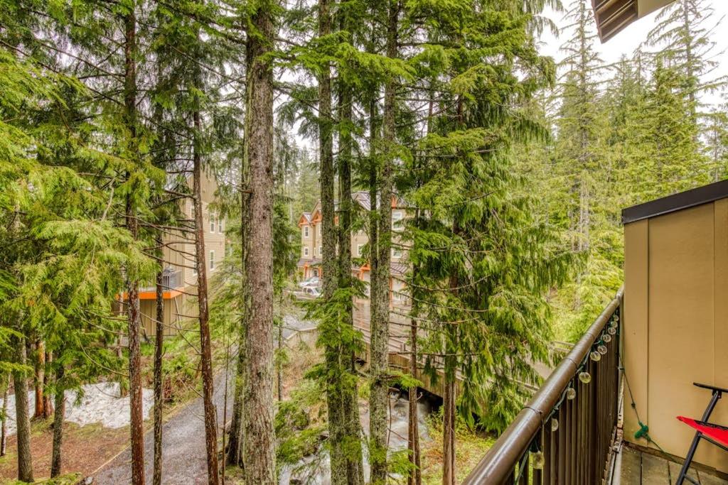Three-story retreat with a gas fireplace plus access to pool hot tub & sauna - Ferienwohnung Government Camp